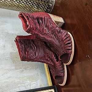 Freebirds burgundy size 9 booties super stylish
